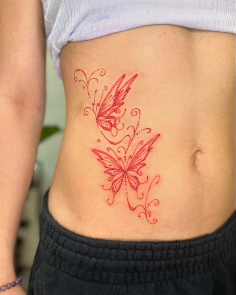 Tatuaje de mariposas con tinta roja