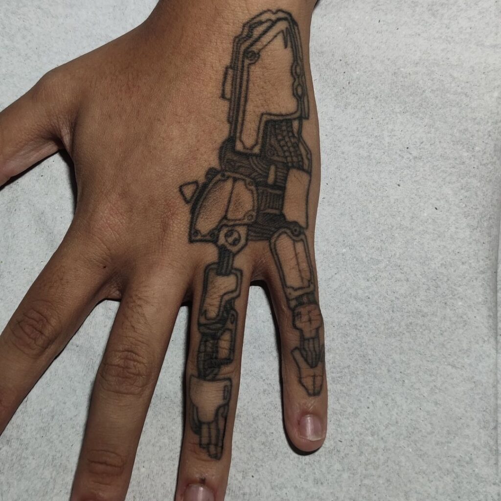 Tatuagem de mão de robô