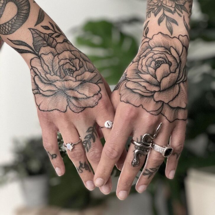 Tatuagem de mãos com rosas