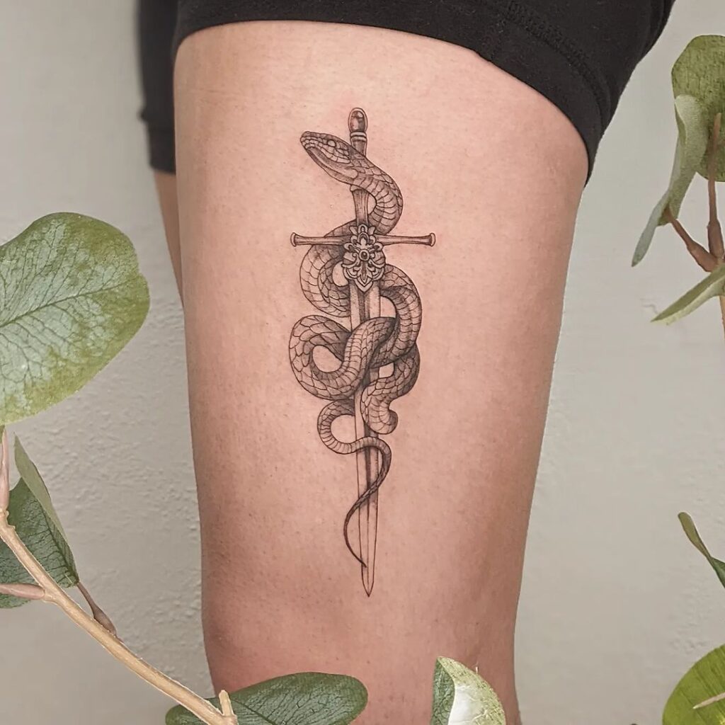 Tatuaje de serpiente y espada