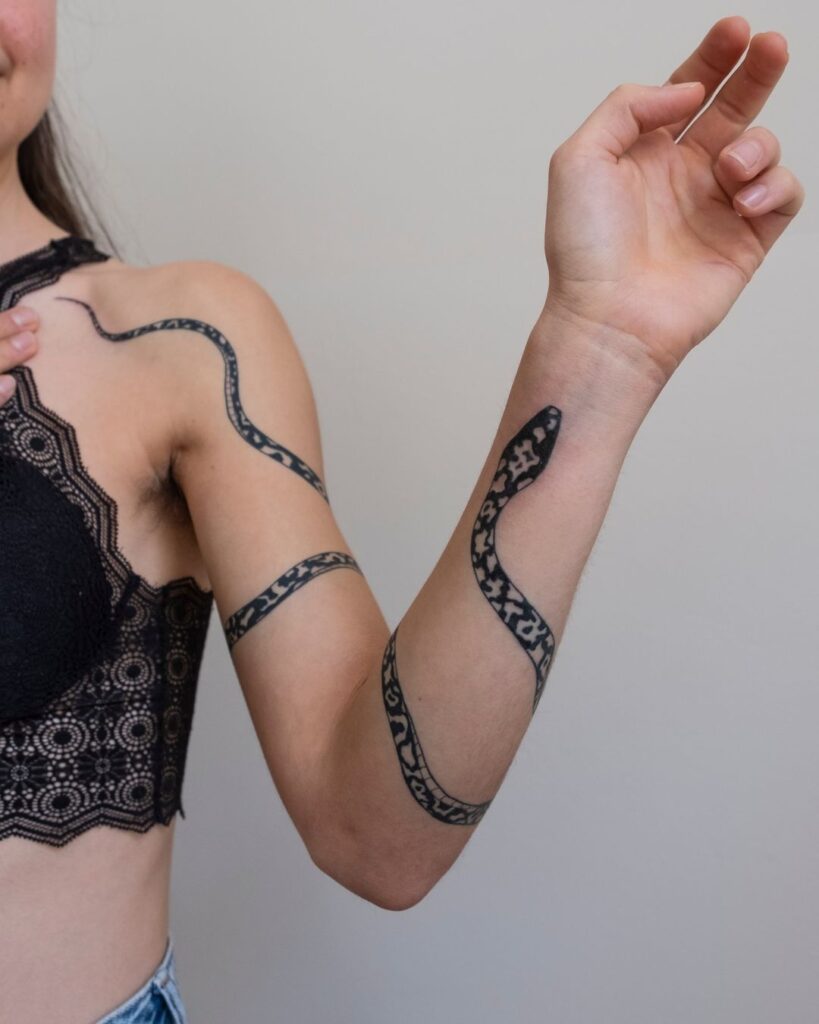 Tatuaggio a braccio con serpente