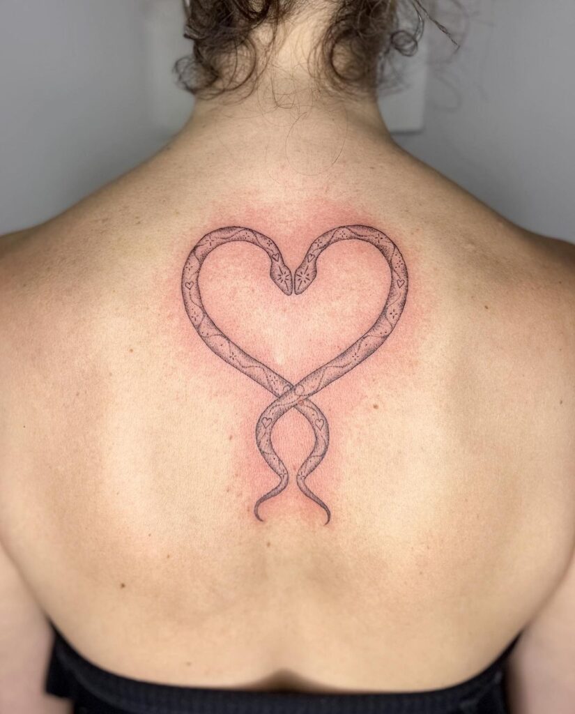 Tatuaje de corazón de serpiente