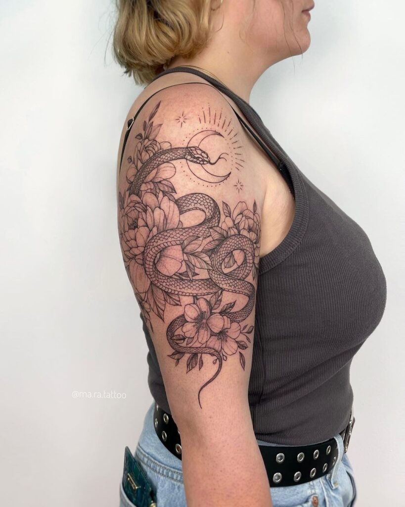 Serpente con tatuaggio di peonie