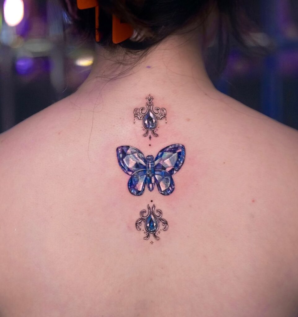 Tatuagem com costas de joia de borboleta brilhante