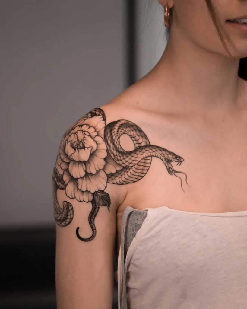 Tatuaggio di un serpente sulla spalla