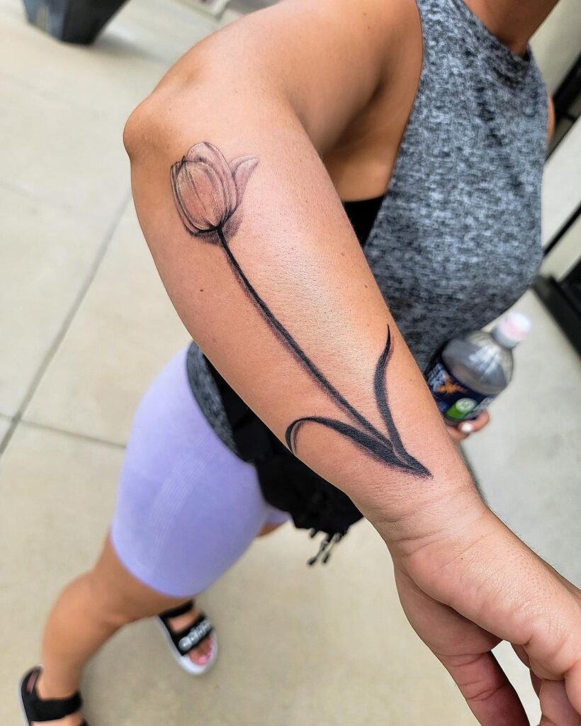 Tatuagem de tulipa na frente lateral