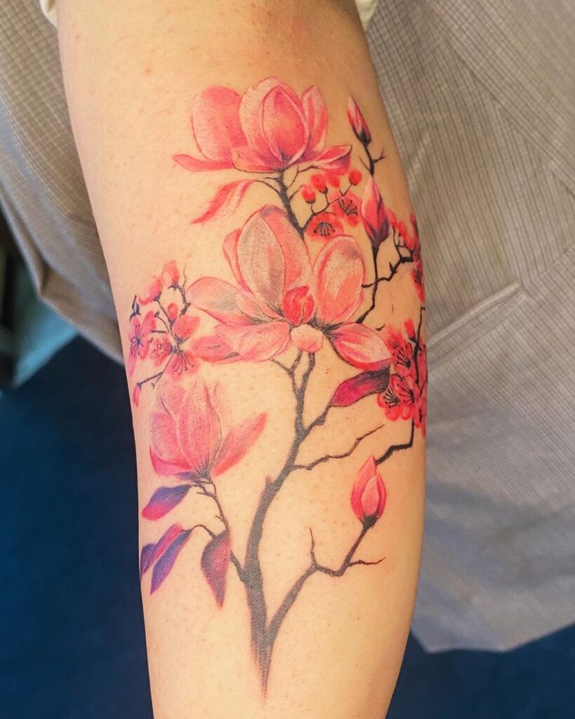 Tatuaggio Magnolia laterale sull'avambraccio