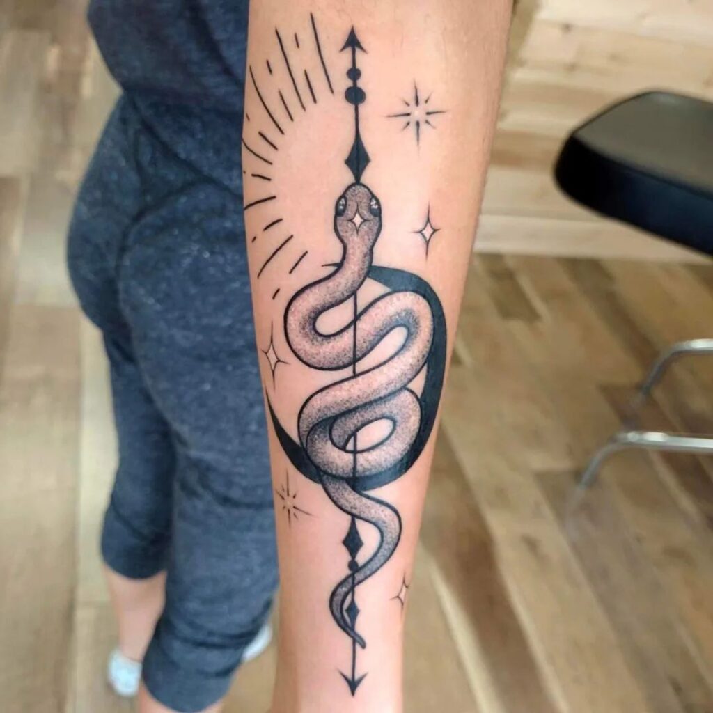 Tatuagem de cobra no antebraço