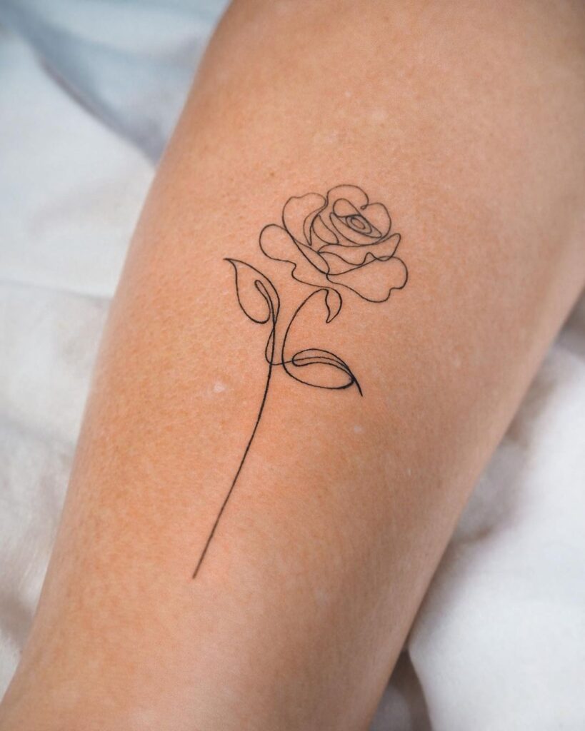 Tatuaje de rosa de una línea