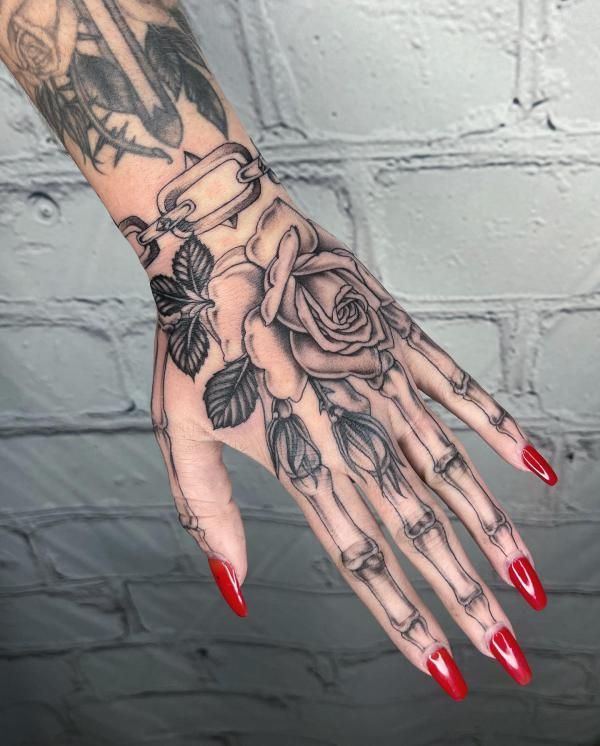 Tatuaje de mano de esqueleto