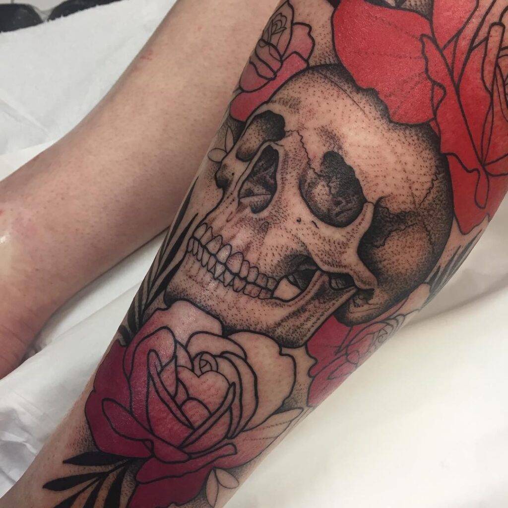 Tatuagem de caveira com rosas