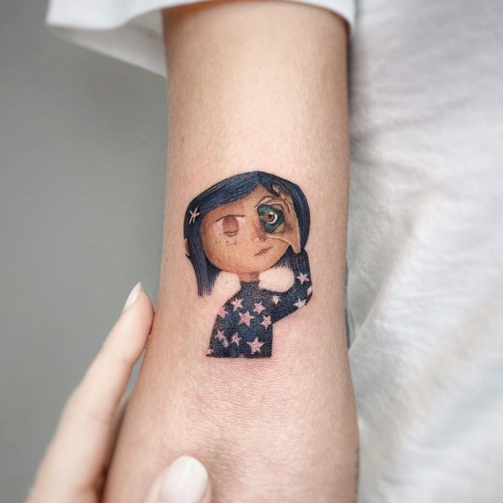 Piccolo tatuaggio di Coraline