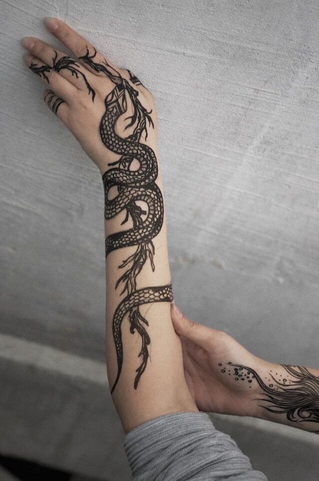 Tatuaggio a mano di serpente