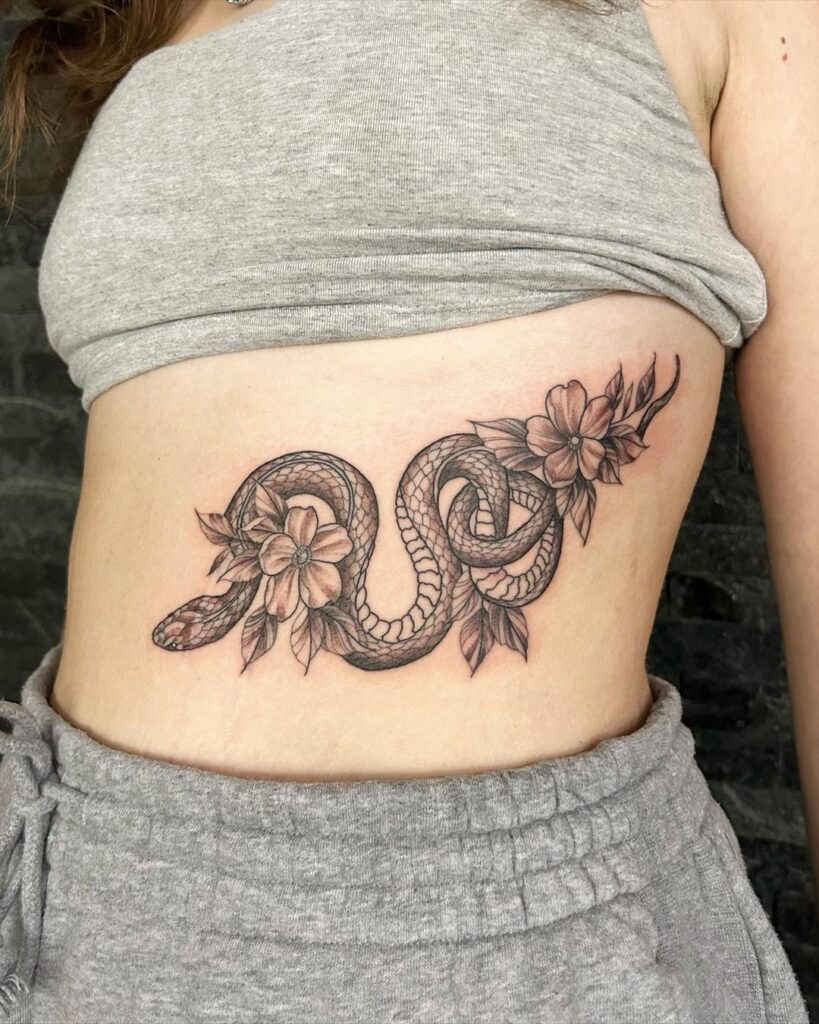 Tatuagem de serpente no estômago