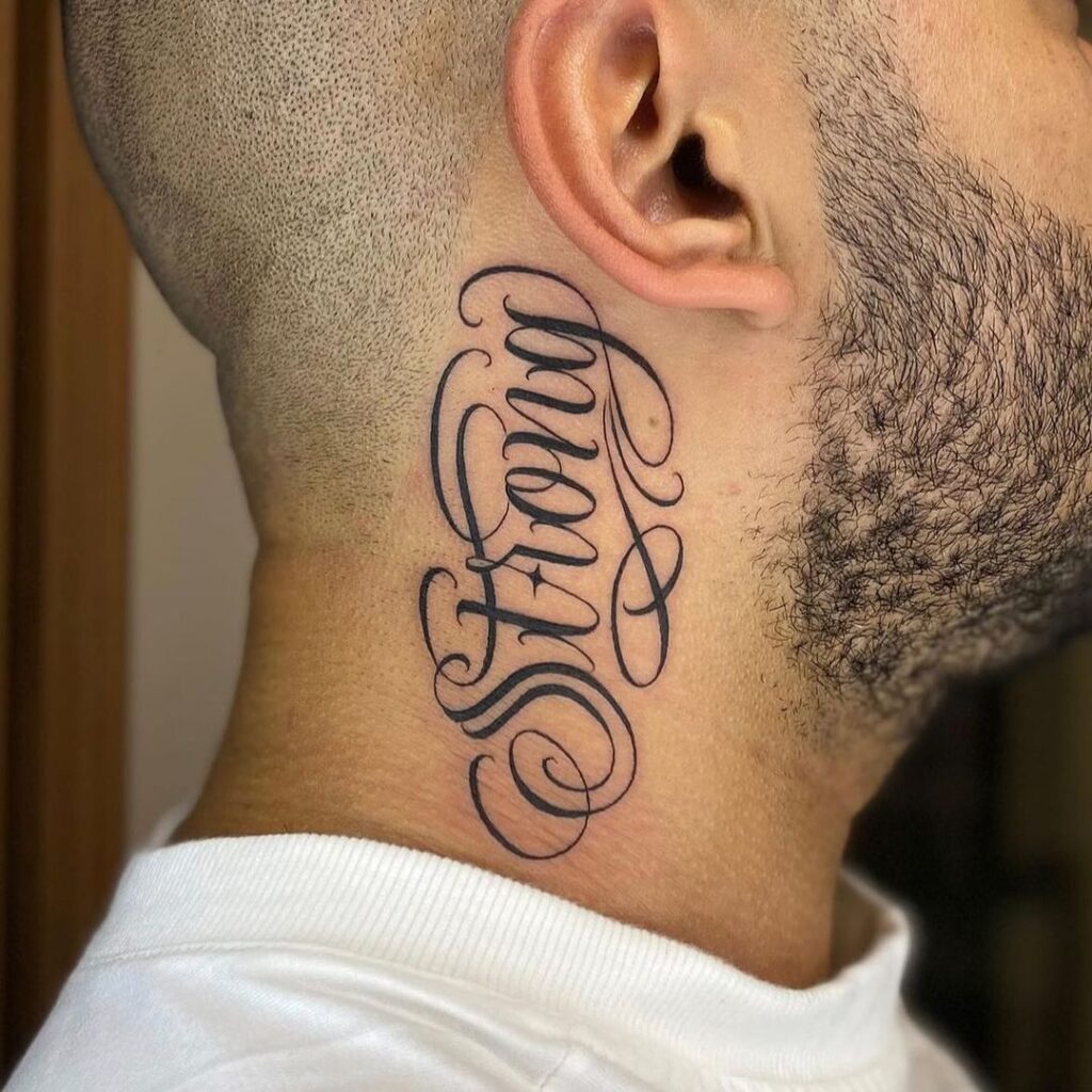 Tatuaje cursiva fuerte en el cuello