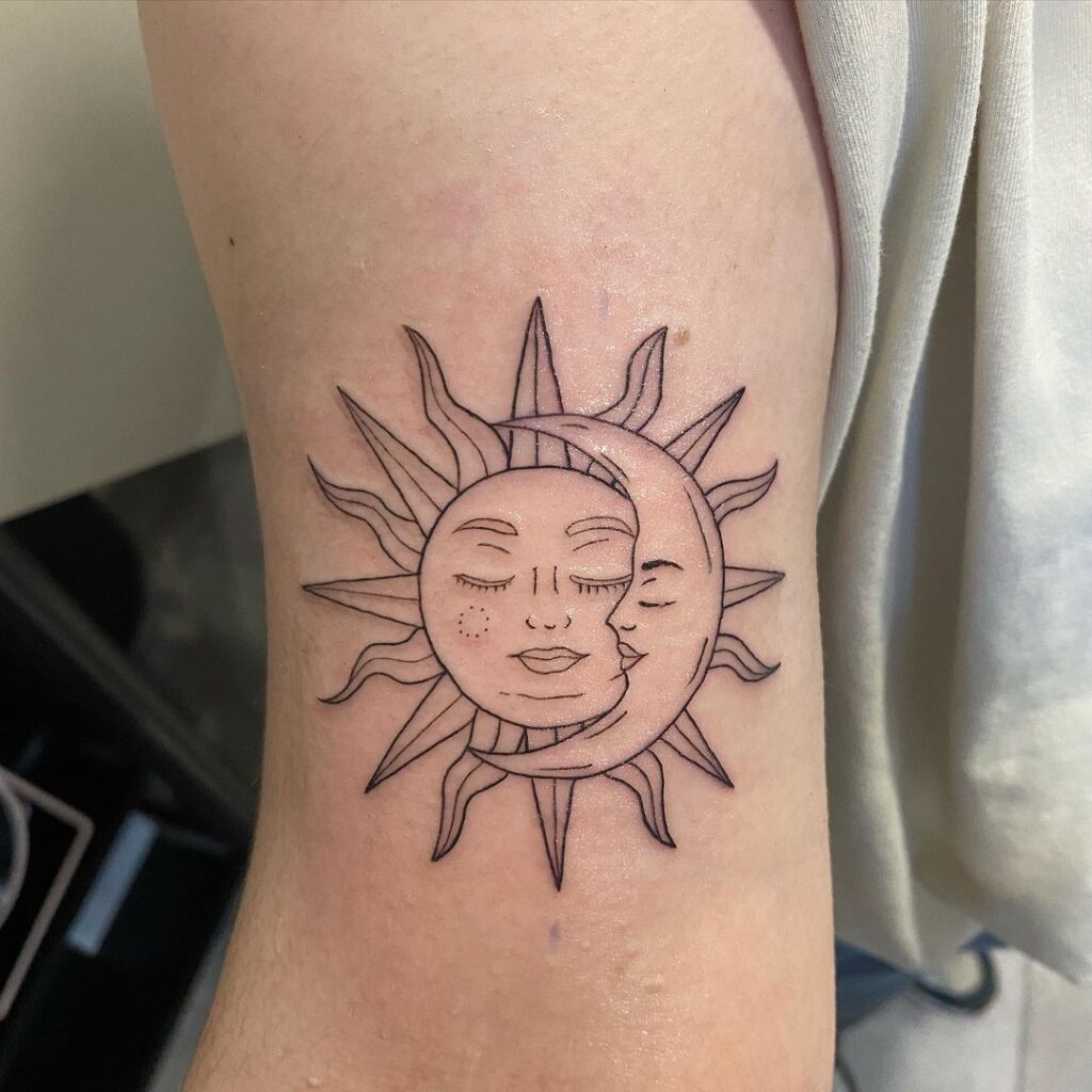 Tatuagem de sol e lua