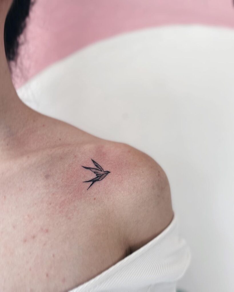 Tatuaje de un ave golondrina