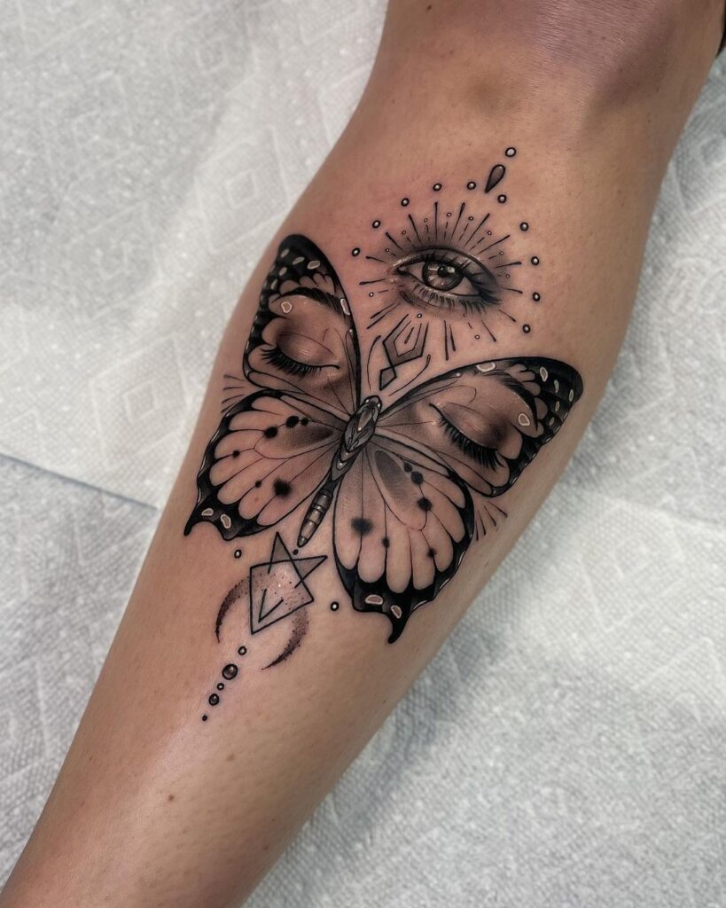 Tatuaje de mariposa del tercer ojo