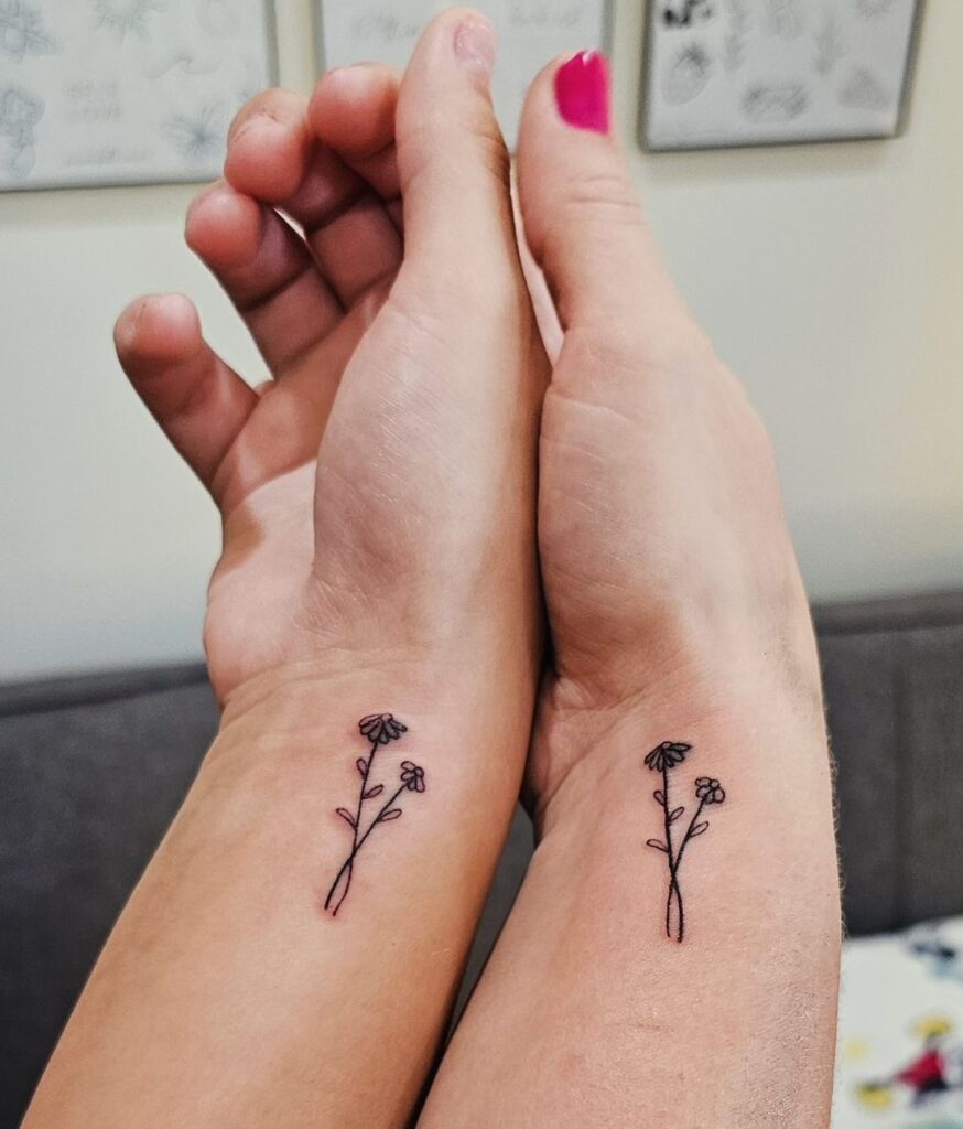 Pequeño tatuaje de flores de nacimiento