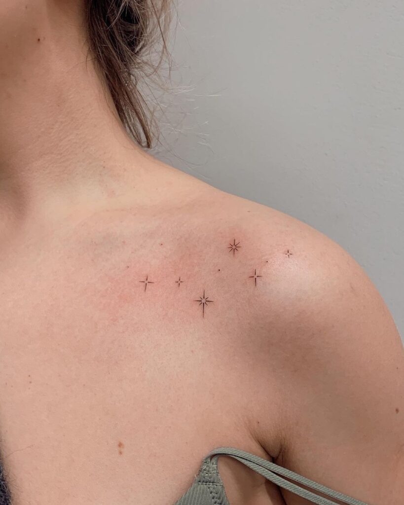 Tatuaje de pequeñas estrellas