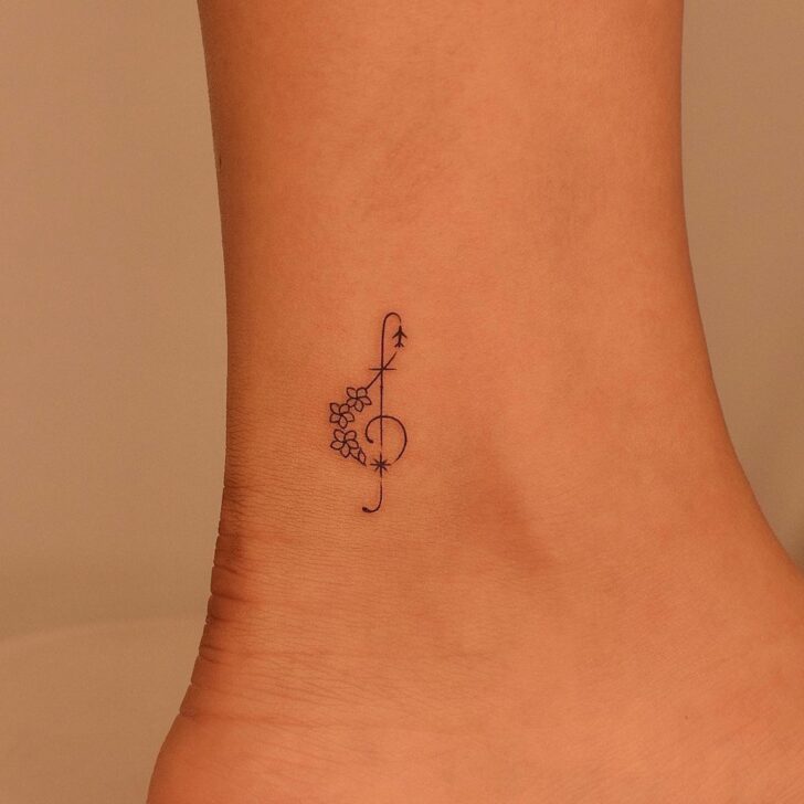 Pequeño tatuaje de una llave de violín