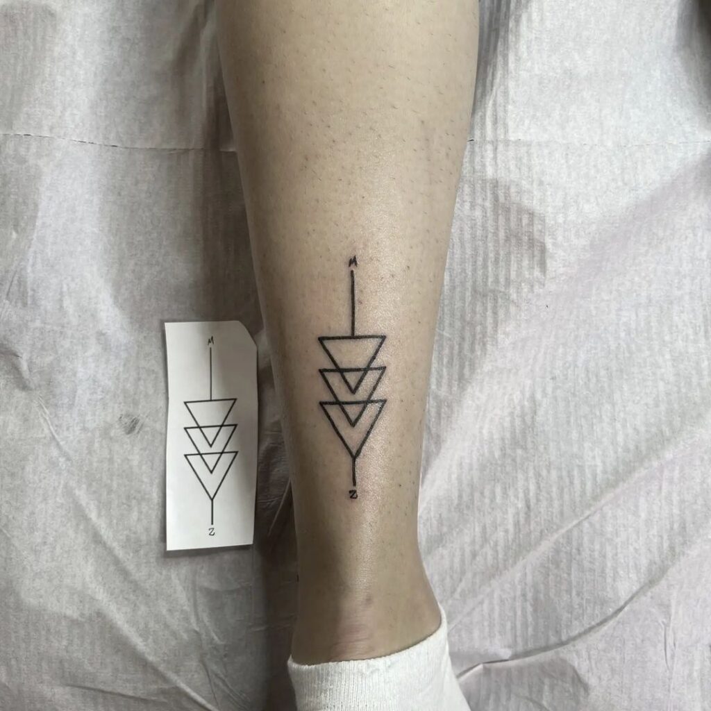 Tatuagem triangular