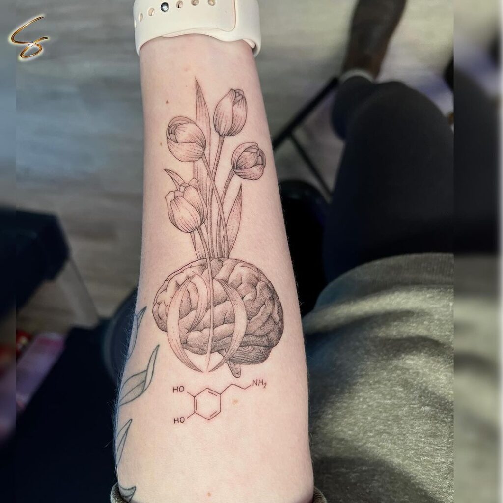 Tulipani che crescono dal tatuaggio del cervello