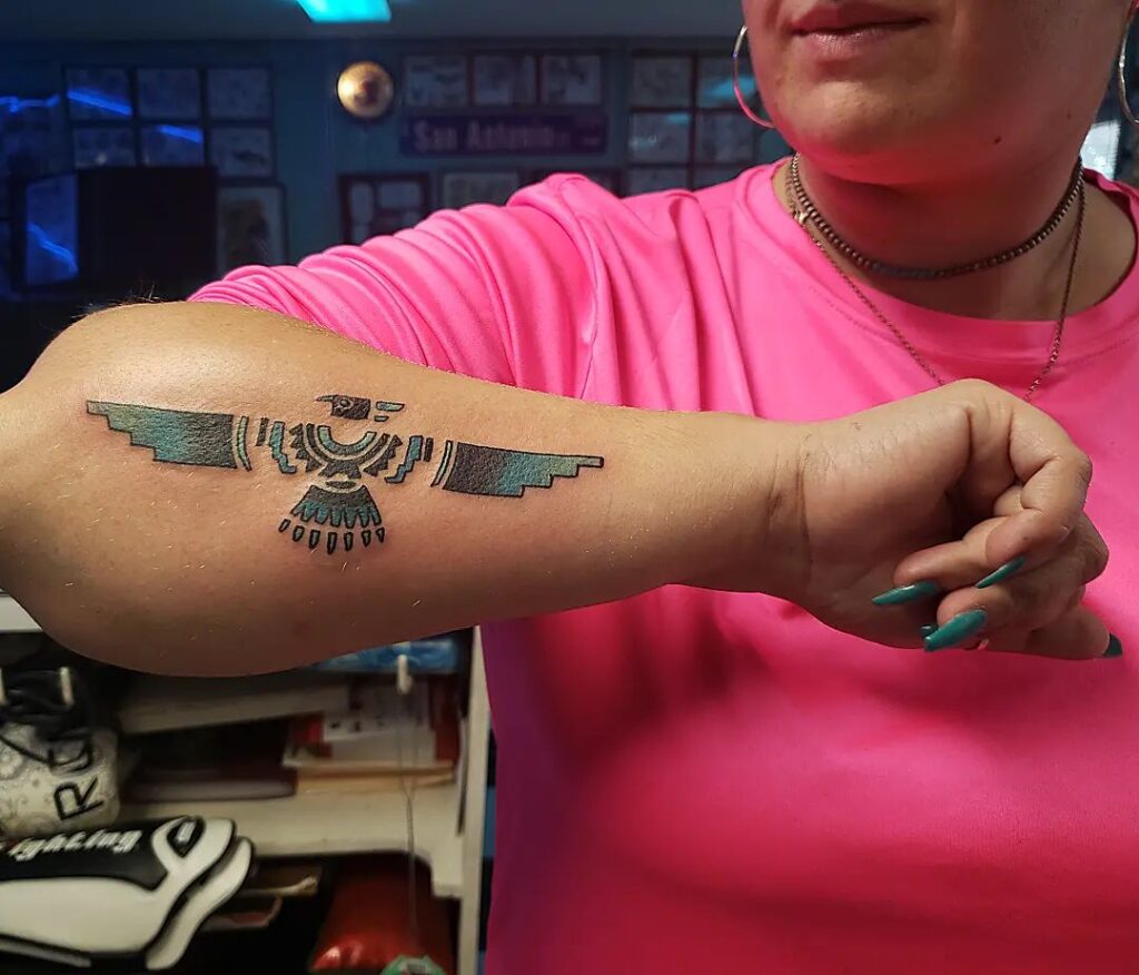 Tatuaje del pájaro del trueno turquesa