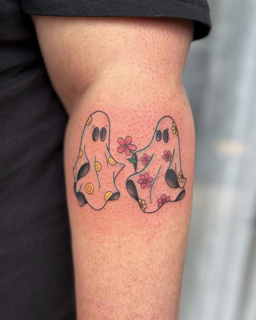 Tatuaje de dos adorables fantasmas