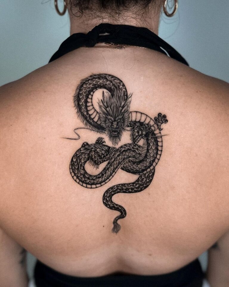 Tatuaje de dragón en la parte superior de la espalda