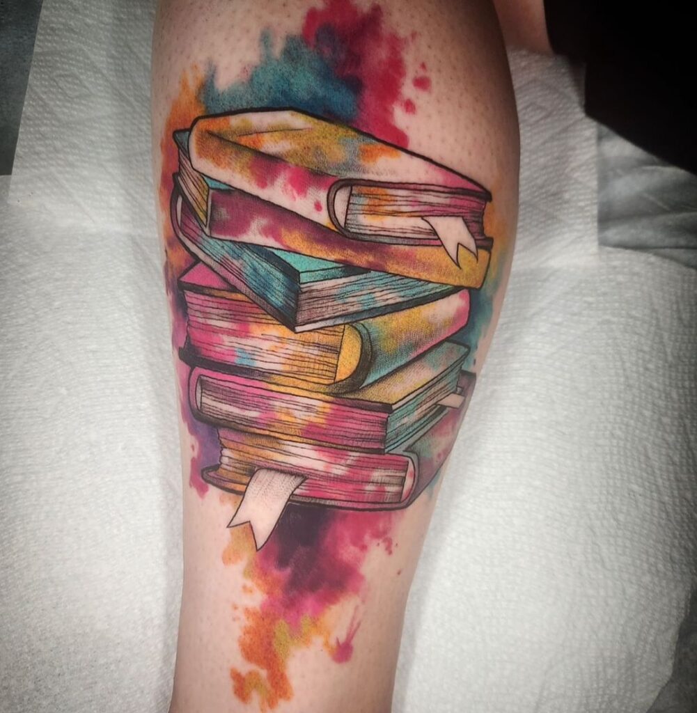 Tatuaje de libros en acuarela