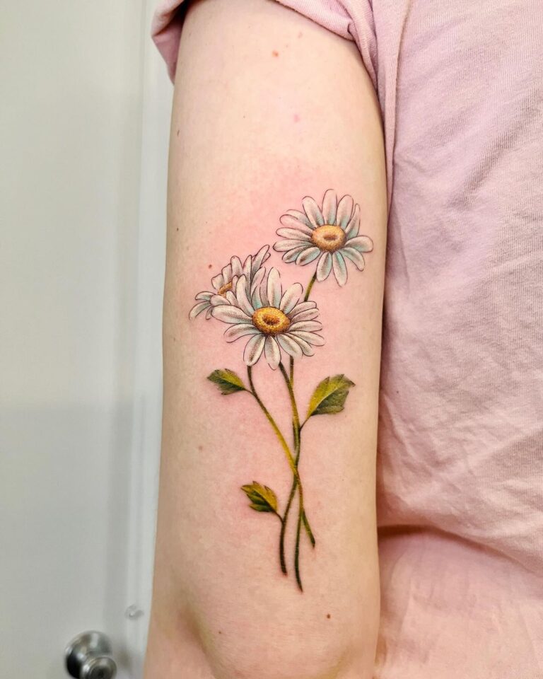 Tatuaggio con fiori acquerellati