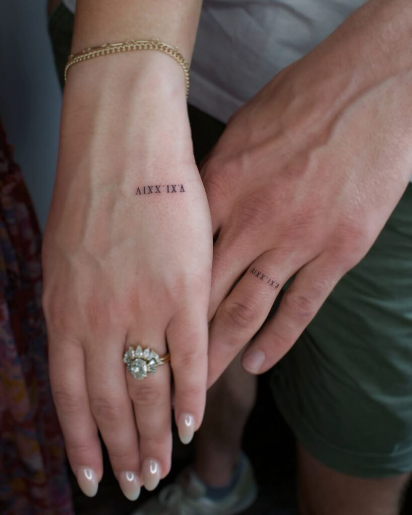 Tatuaje sencillo de fecha de boda