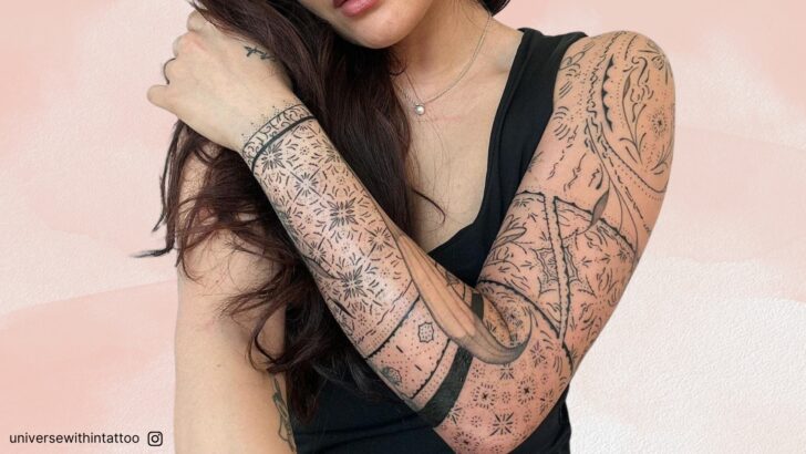 20 tatuajes de líneas finas en las mangas para mujeres que quieren expresar elegancia a través del arte corporal