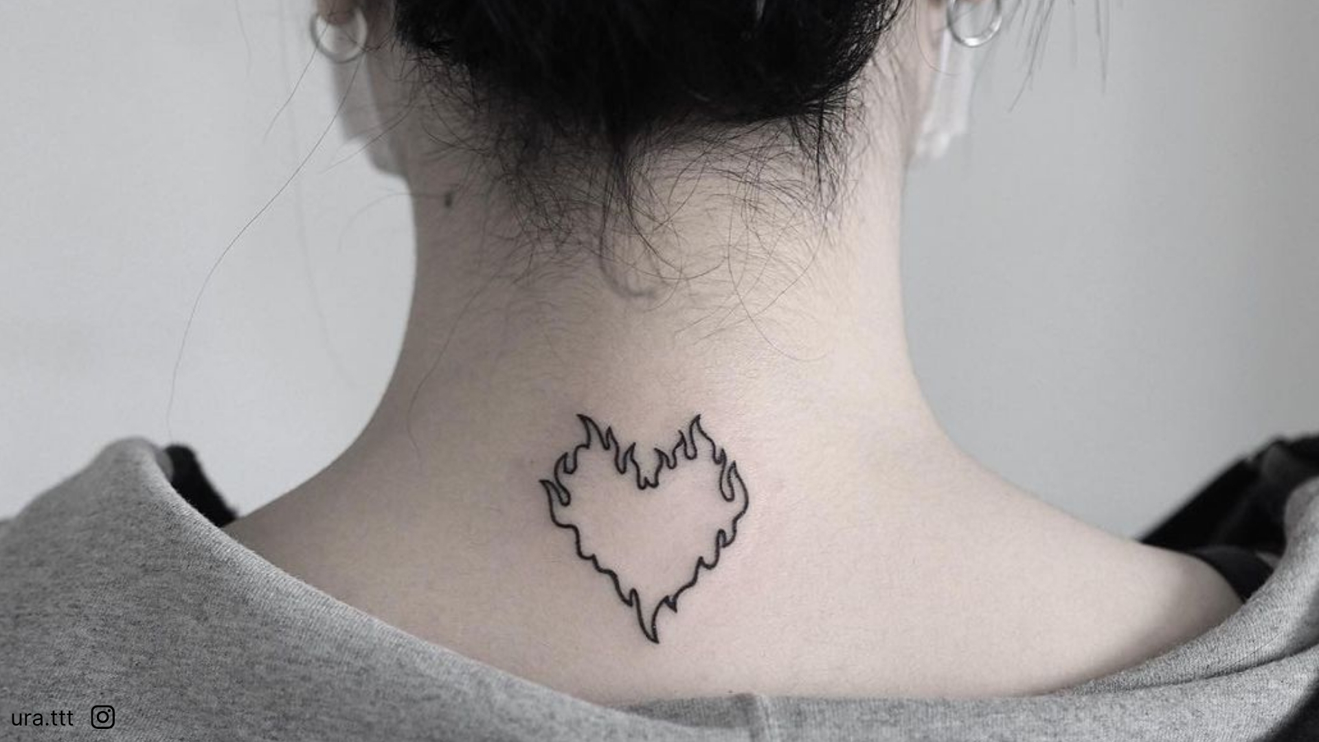 tatuagem de coração de fogo