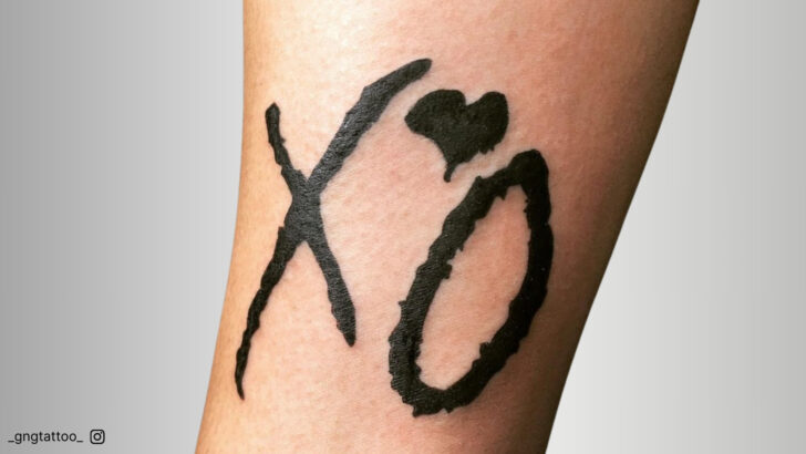 25 tatuagens XO adoráveis para espalhar amor e afeto