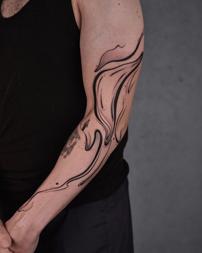 Tatuagem abstrata no braço