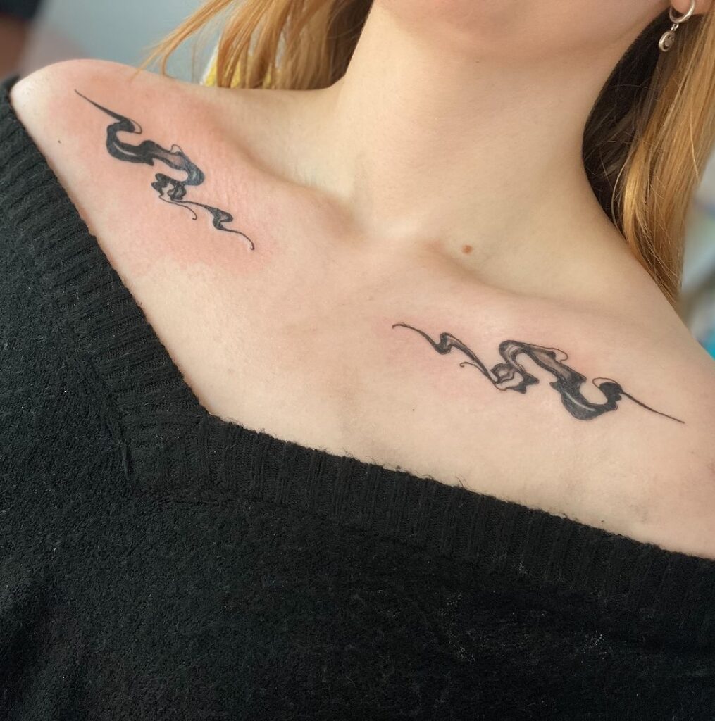 Tatuaggio astratto della clavicola con flusso