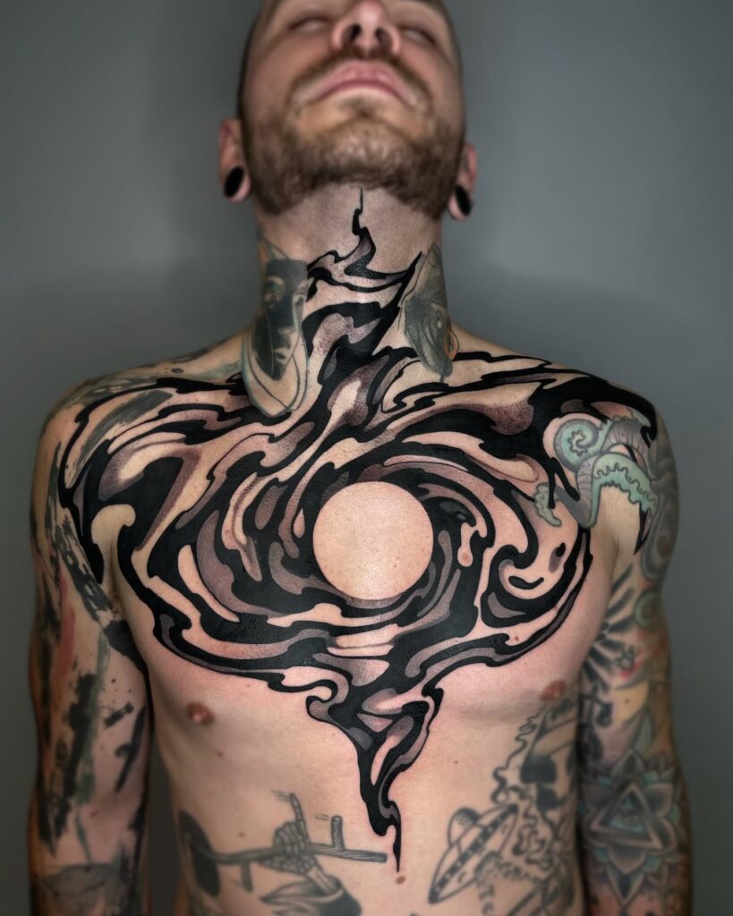 Tatuagem abstrata em espiral no peito