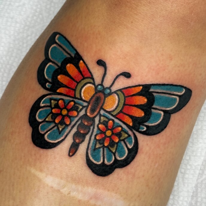 Tatuaje tradicional americano de mariposa