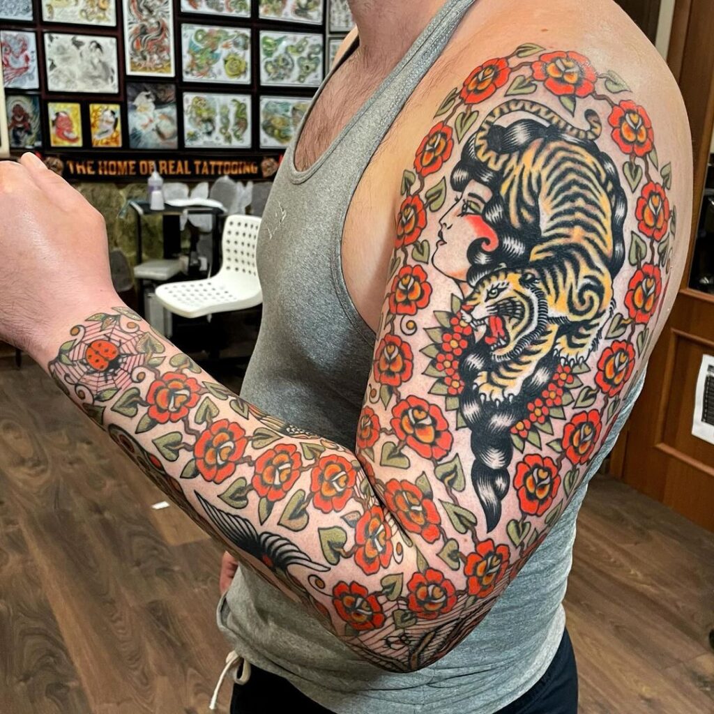 Tatuaje de manga floral tradicional americano