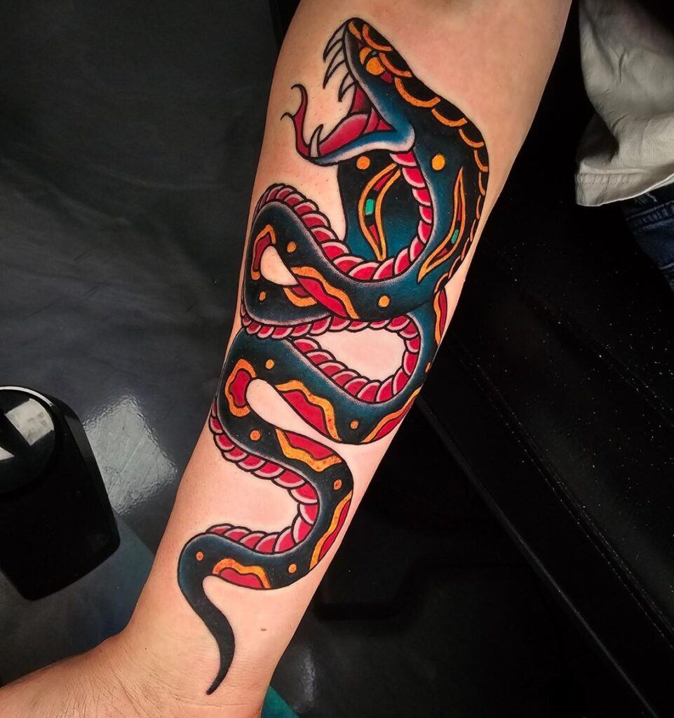 Tatuaje tradicional americano de serpiente