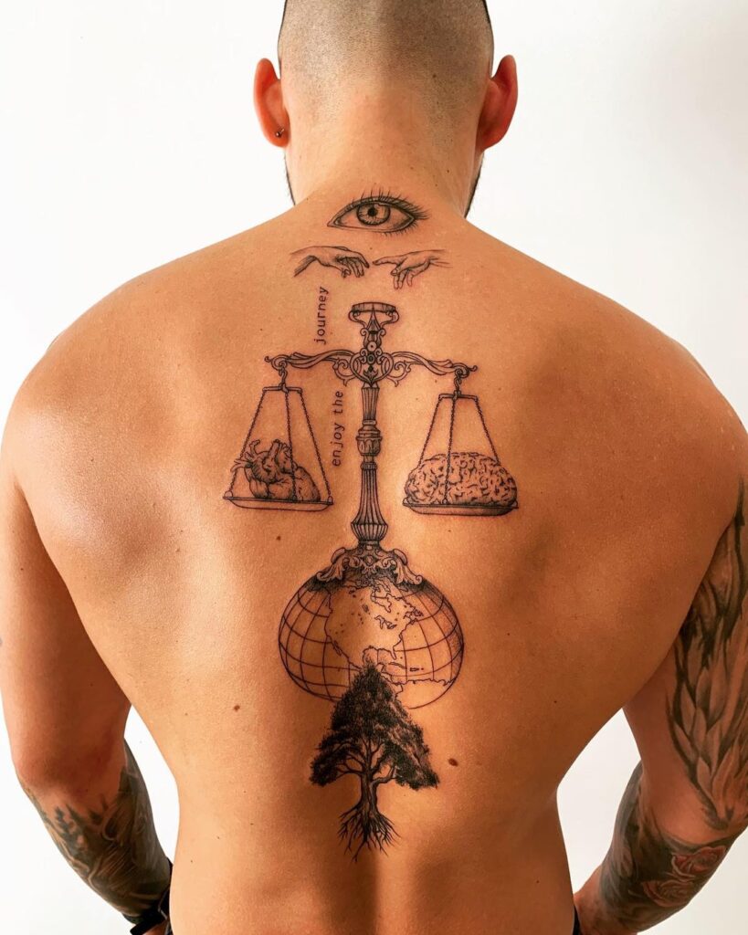 Tatuagem de equilíbrio nas costas