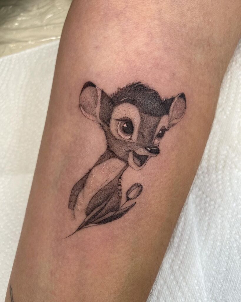 Tatuaggio micro realistico di Bambi