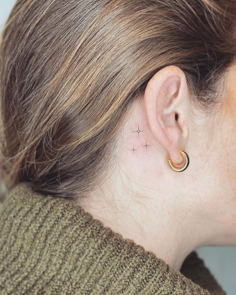 Tatuaje de estrellas detrás de la oreja