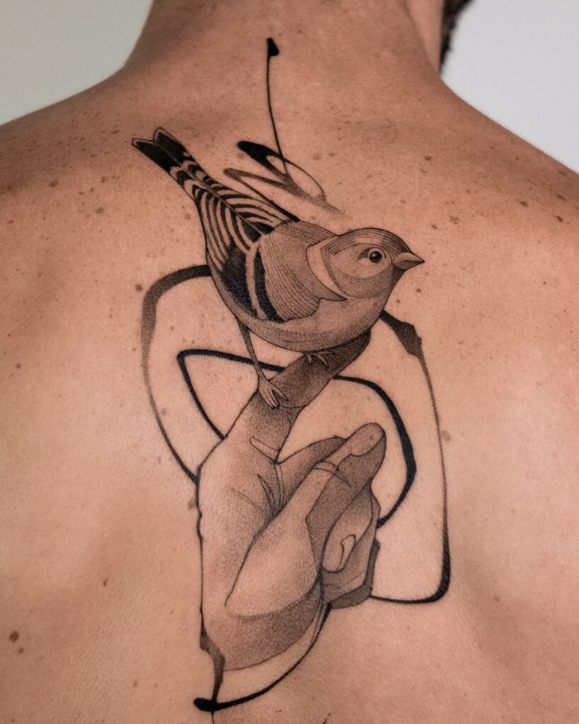 Tatuaje de pájaro en la espalda