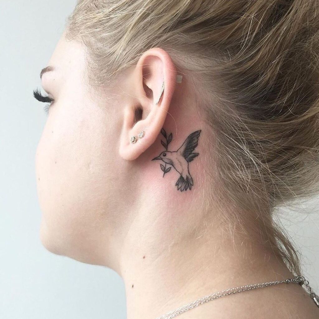 Tatuaje de pájaro detrás de la oreja