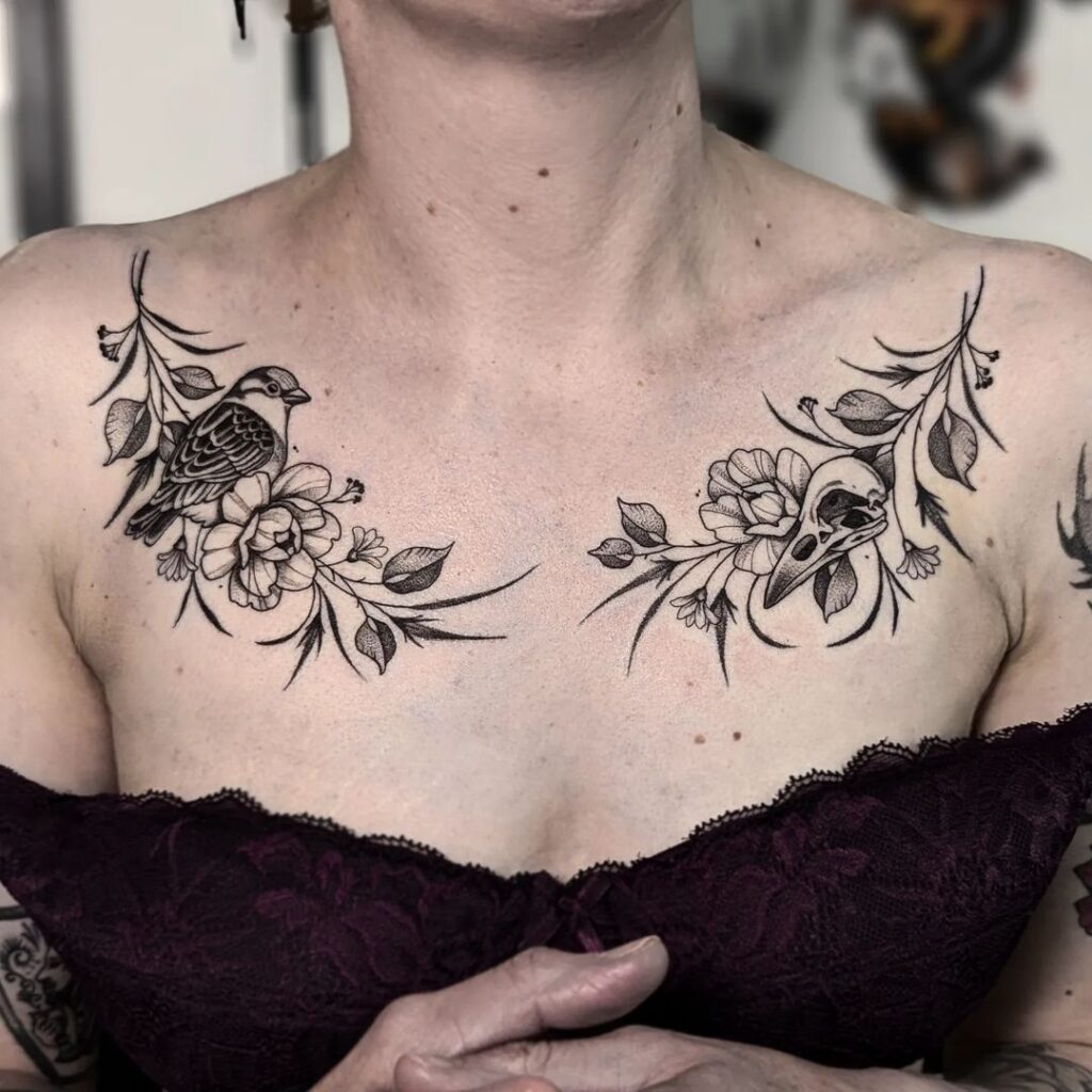 Tatuaje de pecho con pájaro, calavera y flores