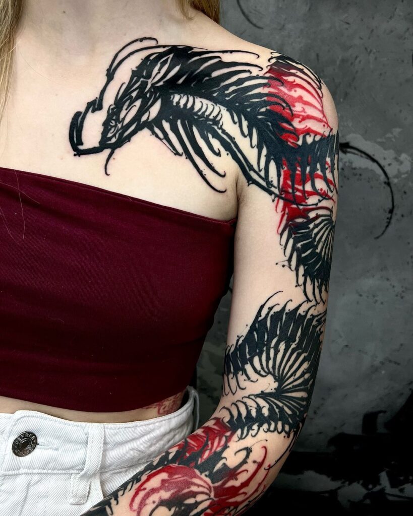 Tatuagem de manga de cobra preta e vermelha