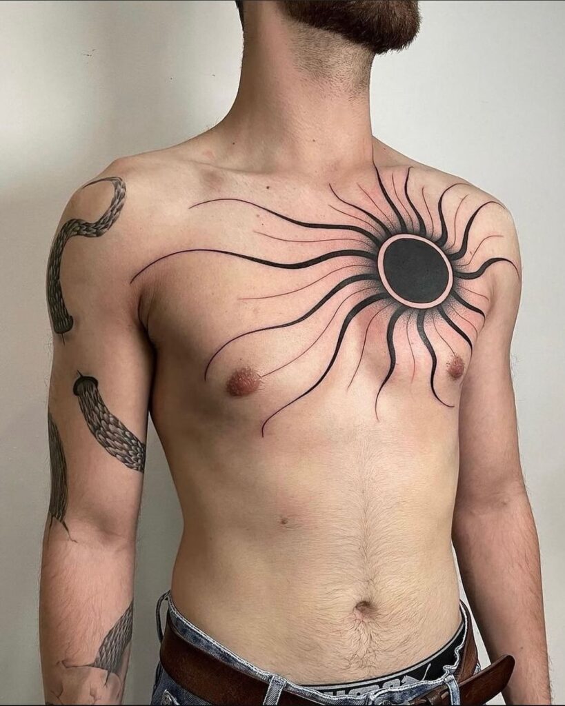 Tatuagem de sol negro no peito